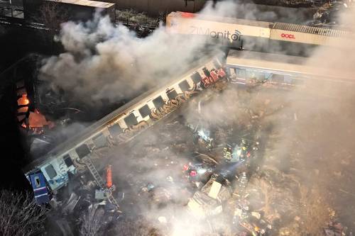 Tres vagones descarrilaron anoche a la altura de Lárisa, en el centro de Grecia; tras la colisión de un tren de carga con uno de pasajeros, 40 bomberos y unas 30 ambulancias trabajaron en el rescate de muertos y heridos. El accidente ocurrió unos 380 kilómetros al norte de Atenas.