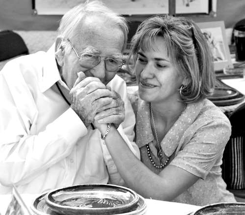  El fotógrafo convive con su hija Hely en su casa de Cuernavaca, con motivo de su cumpleaños 95, el 17 de febrero de 2001. Foto La Jornada