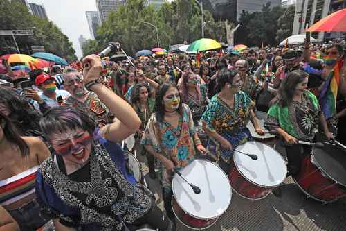 Los más de 40 colectivos exigen mesas de trabajo reales y viables con los tres poderes públicos, tanto a escala local como federal. En la imagen, Marcha del Orgullo LGBT de la Ciudad de México en 2022.