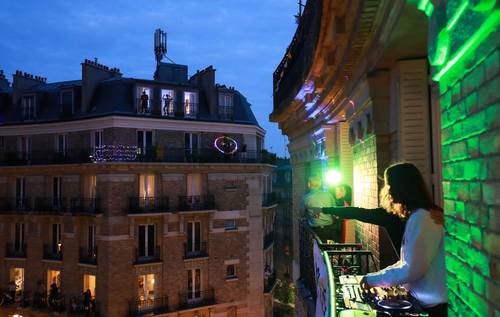 Las diyéis Sophie y Clara salieron a su balcón en París para divertir a la gente de su barrio en abril de 2020.