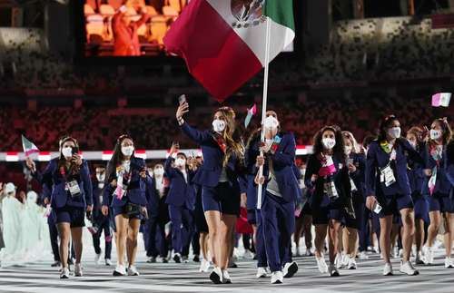 Los atletas mexicanos Gaby López y Rommel Pacheco Marrufo, durante la ceremonia de apertura de los Juegos Olímpicos de Tokio, el 23 de julio de 2021.