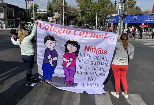 EXIGEN JUSTICIA. En Villa Coapa, padres de alumnos cerraron el Eje 3 Oriente para presionar a las autoridades a que indaguen presuntos abusos sexuales en el colegio Carmel.