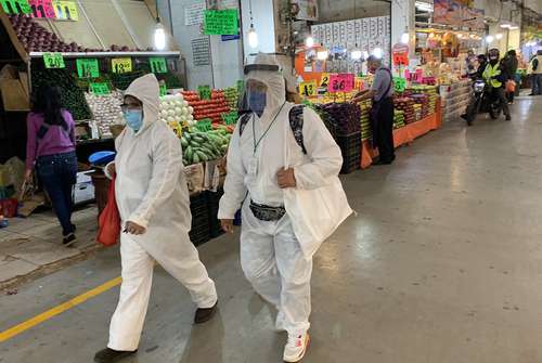  En julio de hace tres años, en el periodo más crudo de la pandemia en México, los capitalinos acudían bien protegidos a la Central de Abasto a hacer sus compras. Foto José Antonio López