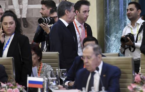 El secretario de Estado de Estados Unidos, Antony Blinken, de perfil al centro, y el ministro deRelaciones Exteriores de Rusia, Serguei Lavrov, al frente durante la reunión de ministros de Relaciones Exteriores del G-20 en Nueva Delhi, en la que ambos funcionarios charlaron.