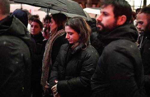 La condena social aumentó ayer en Grecia por las consecuencias de una colisión de trenes que mató al menos a 57 personas el pasado martes, y surgieron protestas y una huelga nacional cuando la autoridad admitió fallas en la supervisión de la red ferroviaria. En la imagen, un minuto de silencio de al menos 700 manifestantes frente a la sede del operador ferroviario Hellenic Train.