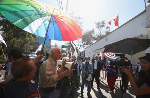 Decenas de manifestantes se concentraron ayer frente a la embajada de Perú en México para exigir justicia para las 60 personas fallecidas en las manifestaciones contra el gobierno de Dina Boluarte, y en solidaridad con el pueblo peruano. Mediante consignas como “¡Elecciones ya!” y “¡Fuera la dictadura represora de Boluarte!”, integrantes de Movimiento Socialista del Poder Popular y de la Coordinadora Nacional de Usuarios en Resistencia demandaron se restablezca la legalidad en el país andino, que se libere al depuesto mandatario Pedro Castillo y que renuncie la mandataria.