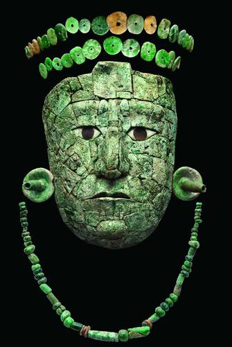 La muestra se presentará en el Museo Nacional de Tokio y en recintos de arte de Fukuoka y Osaka. Arriba, máscara de la Reina Roja, hallada en Palenque, Chiapas, en 1994.