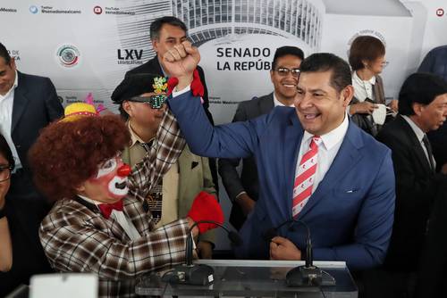 El presidente de la mesa directiva del Senado, Alejandro Armenta, recibió el apoyo de payasos y luchadores al término de la sesión del pasado 1º de febrero.