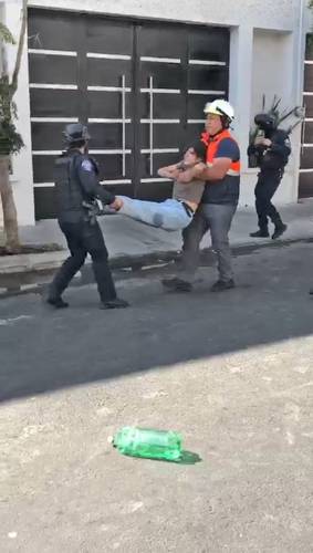 Ante la ingesta desmedida, algunos muchachos fueron ayudados a salir de la bodega para recibir atención médica.