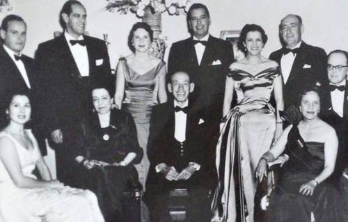 De izquierda a derecha, una desconcertada Lupe Sino, detrás su esposo mexicano José Rodríguez Aguado, sus hermanos y cuñada y sentados, los tíos y padres de éstos.