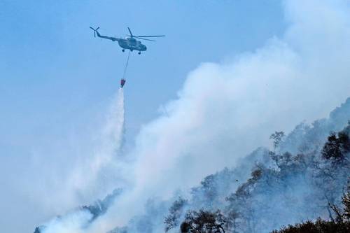  En marzo de 2022 se usó un helicóptero para verter agua contra un incendio en Tepoztlán, Morelos. Foto Cuartoscuro