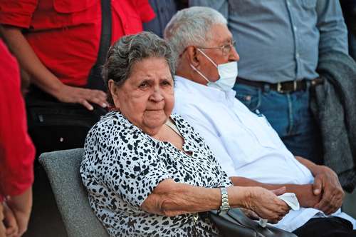  Los padres de Hugo Chávez, Hugo de los Reyes Chávez y Elena Frías, ayer en la ceremonia celebrada en el Cuartel de la Montaña. Foto Afp