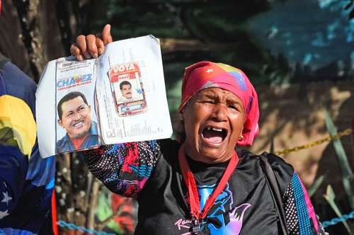  “¡Chávez vive, la patria sigue!”, gritaron los asistentes al homenaje en memoria del fallecido líder bolivariano Hugo Chávez. Foto Afp