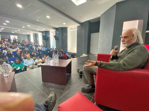 El activista social Armando Bartra durante su participación en el ciclo El presente de México y lo que sigue, en la Universidad Autónoma de Puebla.