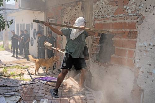 Familiares y amigos del niño de 11 años de la comunidad qom, quien murió en una balacera que se desató mientras jugaba con amigos el pasado fin de semana, destrozaron ayer las casas de presuntos narcotraficantes, a los que responsabilizan por el deceso del menor.