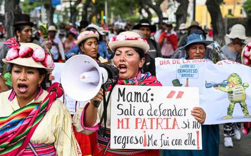 Indígenas de la provincia de Puno, en el sur de Perú, llegaron a Lima para defender su derecho a la educación y la salud, aparte de exigir la renuncia de la presidenta Dina Boluarte.