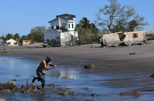 En costas hondureñas resaltan las casas que han sido arrasadas por el océano Pacífico en el sur del país centroamericano, al subir el nivel del mar. Las olas van arrasando propiedades en tierra firme en Cedeño (en la imagen, provincia de Choluteca) y media docena de pueblos de pescadores del Golfo de Fonseca, 100 kilómetros al sur de Tegucigalpa y que Honduras comparte con El Salvador y Nicaragua. De unos 7 mil habitantes, esta localidad podría desaparecer por completo en 100 años, advierte un informe de una ONG de la región. Ambientalistas consideran el Golfo como la “zona cero” o de mayor impacto del calentamiento global. El secretario general de la ONU, Antonio Guterres, advirtió hace poco del riesgo de un éxodo “de proporciones bíblicas” debido al aumento del nivel del mar y que “países enteros podrían desaparecer”.