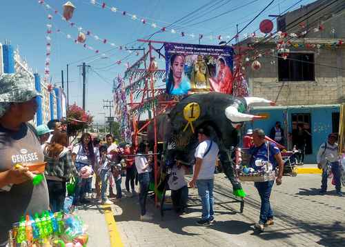 Uno de los toritos que fueron quemados ayer durante las fiestas patronales de Tultepec, estado de México, donde se conmemora a San Juan de Dios. Decenas de pobladores se arremolinaron alrededor de las figuras, acompañados de música de banda, y se instalaron decenas de puestos de micheladas, antojitos, recuerdos y dulces.