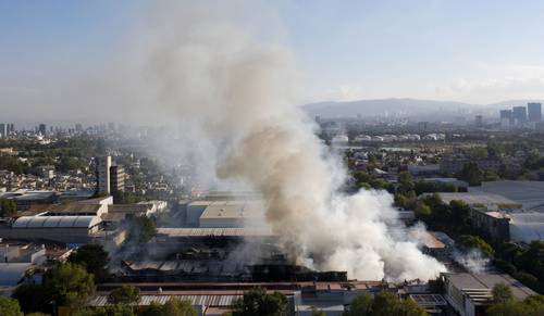 Desde diferentes puntos de la capital se pudo apreciar el humo que dejó el siniestro, que empezó antes de las 4 de la tarde en la alcaldía Azcapotzalco.