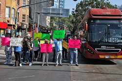 Buscan conciliar entre grupos indígenas y activistas que disputan ex glorieta de Colón