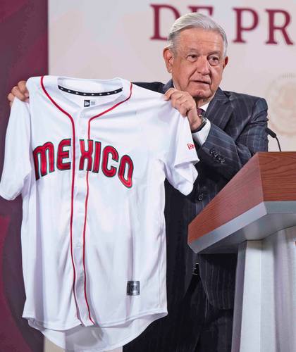  El presidente Andrés Manuel López Obrador mostró las camisolas que el combinado mexicano usará en el certamen. Foto Presidencia