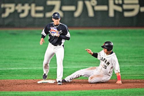  Kazuma Okamoto (derecha) intenta llegar a la segunda base durante el juego en el que Japón venció 13-4 a Corea del Sur. Foto Afp