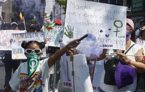 Organizaciones feministas marcharon ayer del Monumento a la Revolución al Senado para terminar en la Antimonumenta de la avenida Juárez.
