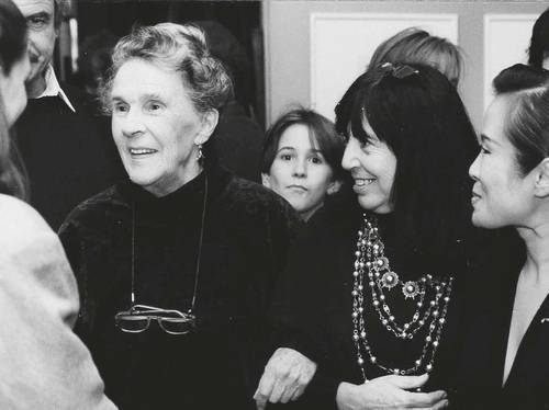 Ayer se presentó el libro en el MNA. En la imagen, Leonora Carrington del brazo de Montserrat, en la galería Kim, de NY, en 1995.