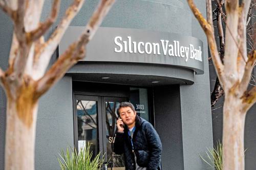  Las puertas del Silicon Valley Bank, intervenido por las autoridades financieras de Estados Unidos, abrirán este lunes para devolver sus ahorros a quien lo solicite. Foto Afp