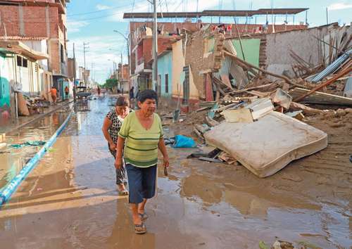 Habitantes del distrito rural de Íllimo, en Piura, zona norte de Perú, perdieron casi todas sus pertenencias por las crecidas de ríos y deslaves que provocaron las lluvias del ciclón Yaku, formado por el fenómeno de El Niño.