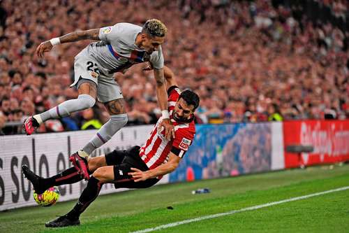 Raphinha (22, autor del único tanto) y Óscar de Marcos durante una de las jugadas de ayer en el estadio de San Mamés, en Bilbao.