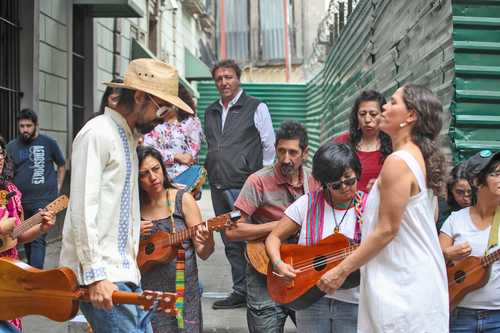 Despiden exposición de Toledo en el Munae con un jubiloso fandango