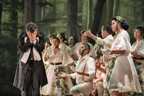 Marziotte (a la izquierda) interpreta a Orfeo. En la escena, el cantante es acompañado por integrantes del Coro del Teatro de Bellas Artes.