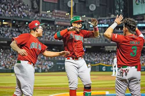 El jugador mexicano Joey Meneses –al centro, celebrando con compañeros– produjo cinco carreras con dos batazos que cruzaron la frontera del diamante en el Chase Field de Phoenix.