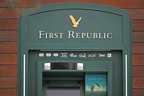 Cajero automático afuera de una sucursal del First Republic Bank, en Manhattan Beach, California, cuyas acciones registraron ayer un desplome estrepitoso.