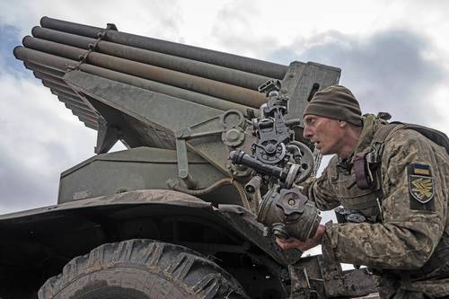 Un paracaidista de la 95 brigada de asalto de las fuerzas aéreas de Ucrania apunta un sistema múltiple de lanzamiento de cohetes Grad MSLR BM-21 hacia posiciones rusas cerca de Kreminna, en imagen de hace unos días.