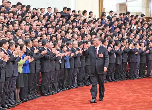 El presidente chino, Xi Jinping, saludó ayer a los diputados de la 14 Asamblea Popular Nacional en el Gran Palacio del Pueblo, en Pekín, tras la clausura de la primera sesión del Parlamento.