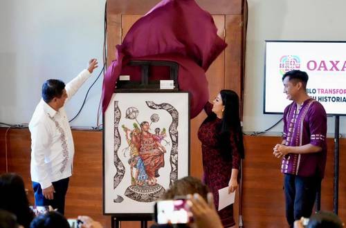 La obra Bordados de tradición e identidad, del artista plástico Luis Fernando Ramírez García, seleccionada para ser la imagen oficial de las fiestas de la Guelaguetza 2023, fue descalificada ayer luego de que usuarios de redes sociales manifestaron que la pintura “carece de vida” y señalaron un supuesto plagio de la obra del fotógrafo Diego Huerta.