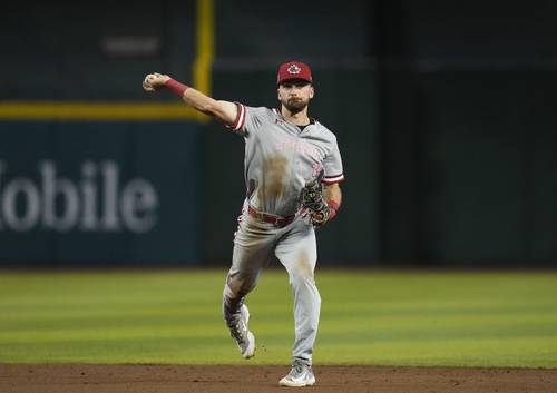 El segunda base de Canadá, Edouard Julien, lanza a primera para un out contra Colombia, en el duelo que su selección ganó 5-0 durante el Clásico Mundial de Beisbol.