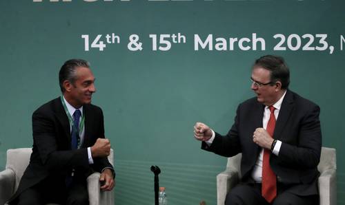 REUNIÓN DE ALTO NIVEL EN RELACIONES EXTERIORES. Carlos Slim Domit, hijo mayor de Carlos Slim, y el canciller Marcelo Ebrard, durante la Conferencia de Alto Nivel de América Latina y el Caribe, realizada ayer en la Secretaría de Relaciones Exteriores.