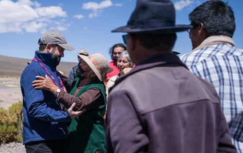 El presidente de Chile, Gabriel Boric (a la izquierda), visitó ayer la pequeña localidad fronteriza de Colchane, donde informó que se reunirá con gobernantes “amigos” de la región para abordar el tema de la migración indocumentada. “Vamos a tener un encuentro con los mandatarios Andrés Manuel López Obrador, de México; Alberto Fernández, de Argentina; Xiomara Castro, de Honduras; Gustavo Petro, de Colombia, y Luis Arce, de Bolivia”, detalló. En este contexto, el jefe de la patrulla fronteriza de Estados Unidos, Raúl Ruiz, afirmó que su país vive “una crisis” en áreas de la frontera con México y pidió más recursos para que los migrantes sin papeles enfrenten “consecuencias”.