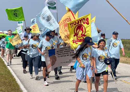 Jornaleros agrícolas participan en la Marcha por un Nuevo Mundo, con la cual festejan 10 años de lucha por mejores condiciones laborales en los campos estadunidenses.