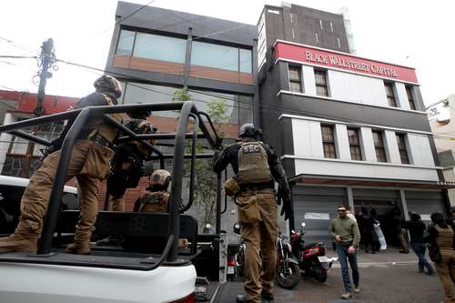 Por posesión de armas largas, 168 mil dólares y drogas, efectivos de la Guardia Nacional, de la policía capitalina, así como agentes de la FGJ, aseguraron el inmueble de una consultora financiera en la alcaldía Miguel Hidalgo.