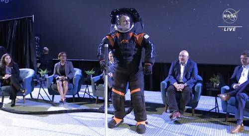 La NASA presentó ayer los nuevos trajes espaciales, encargados a Axiom Space, con el que sus astronautas de la misión Artemisa III se aventurarán en la superficie del polo sur de la Luna. Llamado Unidad de Movilidad Extravehicular Axiom, o AxEMU por sus siglas inglés, el traje incorpora la más reciente tecnología, movilidad mejorada y protección adicional contra los peligros en el satélite natural de la Tierra, reportó Europa Press.