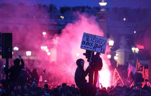  Miles se congregaron en la Plaza de la Concordia, en la capital París, donde encendieron una gran hoguera. Foto Afp