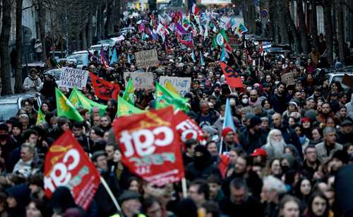  En Lille se volcaron a las calles contra la medida, que sólo puede ser detenida vía la moción de censura al presidente. Foto Afp