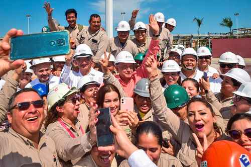 El presidente Andrés Manuel López Obrador visitó ayer con el gobernador de Tamaulipas, Américo Villarreal, y la secretaria de Energía, Rocío Nahle, la refinería Francisco I. Madero de Pemex, a la que, dijo, se le invierten 5 mil millones de pesos.