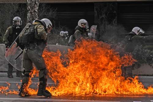 Las bombas de petróleo causaron incendios en las calles de Atenas.