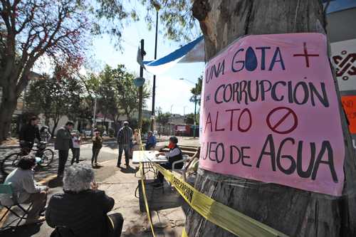 Colonos de Santa Anita y Viaducto Piedad continúan su protesta en el pozo Nuevo Santa Anita, a fin de evitar que pipas sin rótulo de la alcaldía o del Sacmex carguen ahí agua potable.