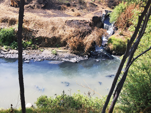 Descarga de aguas residuales industriales, junto a la comunidad de Villa Alta, Tepetitla, Tlaxcala, tomada durante una visita de inspección de la CNDH (2018). CFJG